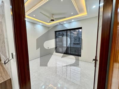 10 MARLA BRAND NEW LOWER PORTION AVAILABLE FOR RENT