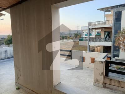 1800 Sq Ft Upper Portion