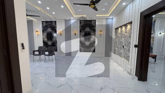 بحریہ ٹاؤن فیز 8 بحریہ ٹاؤن راولپنڈی,راولپنڈی میں 5 مرلہ مکان 2.35 کروڑ میں برائے فروخت۔