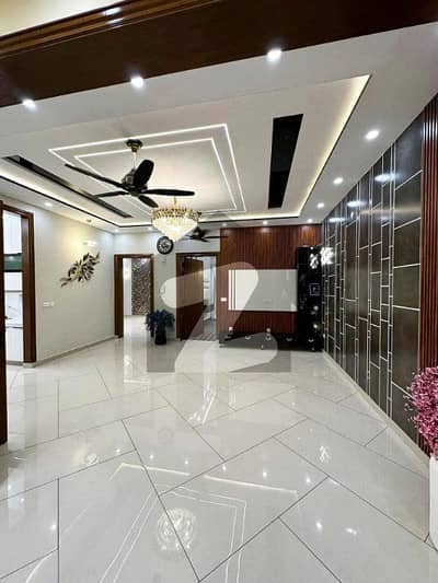 بحریہ ٹاؤن فیز 8 بحریہ ٹاؤن راولپنڈی,راولپنڈی میں 3 کمروں کا 5 مرلہ مکان 1.9 کروڑ میں برائے فروخت۔