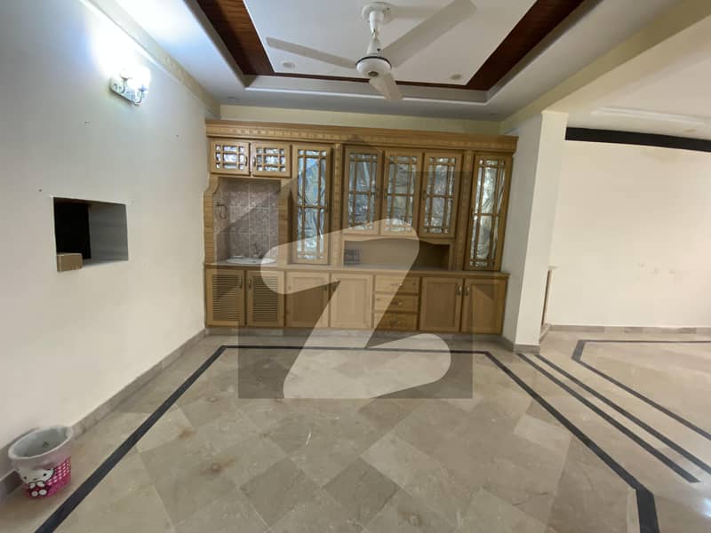 آئی ۔ 8 اسلام آباد میں 3 کمروں کا 14 مرلہ بالائی پورشن 1.3 لاکھ میں کرایہ پر دستیاب ہے۔