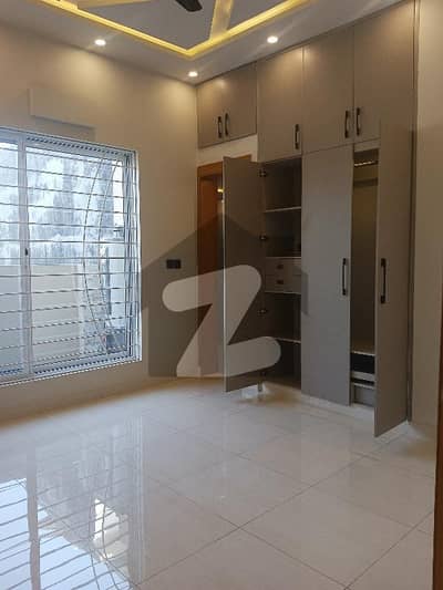 بحریہ ٹاؤن فیز 7 بحریہ ٹاؤن راولپنڈی,راولپنڈی میں 5 کمروں کا 10 مرلہ مکان 1.3 لاکھ میں کرایہ پر دستیاب ہے۔