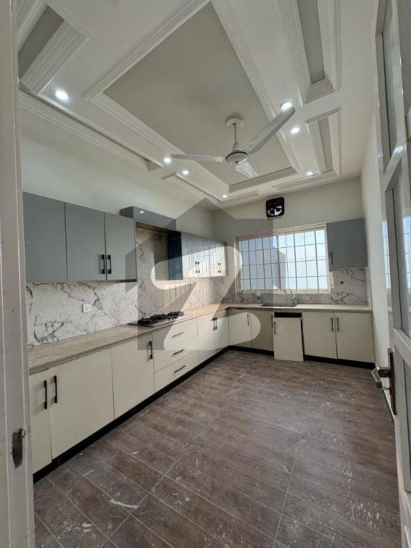 BEAUTIFUL LOCATION GROUND PORTION FOR RENT