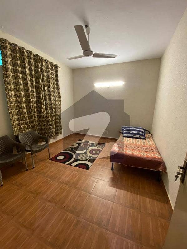 1 bed room only for girls