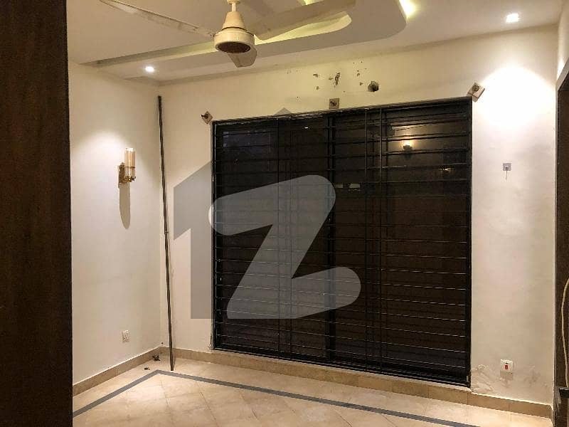 BEAUTIFUL LOCATION GROUND PORTION FOR RENT