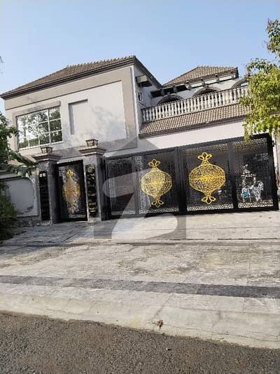 اے ڈبلیو ٹی فیز 1 اے ڈبلیو ٹی آرمی ویلفیئر ٹرسٹ,رائیونڈ روڈ,لاہور میں 9 کمروں کا 1 کنال مکان 5.0 کروڑ میں برائے فروخت۔ اے ڈبلیو ٹی فیز 1 اے ڈبلیو ٹی آرمی ویلفیئر ٹرسٹ,رائیونڈ روڈ,لاہور میں 9 کمروں کا 1 کنال مکان 5.0 کروڑ میں برائے فروخت۔