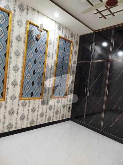 جوہر ٹاؤن لاہور میں 7 کمروں کا 8 مرلہ مکان 1.85 لاکھ میں کرایہ پر دستیاب ہے۔