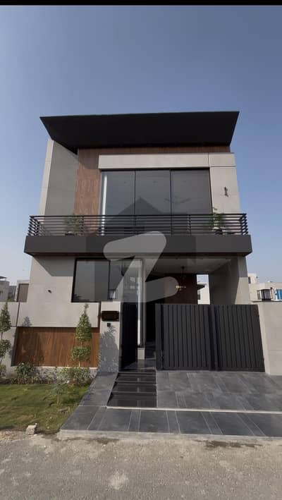 ڈی ایچ اے 9 ٹاؤن ڈیفنس (ڈی ایچ اے),لاہور میں 3 کمروں کا 5 مرلہ مکان 1.8 کروڑ میں برائے فروخت۔