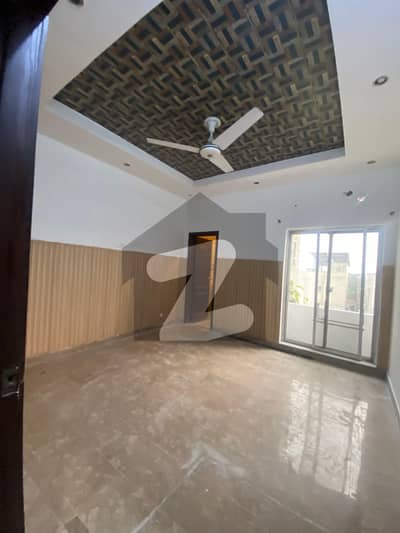 6 marla residential flat for rent in Paragon city