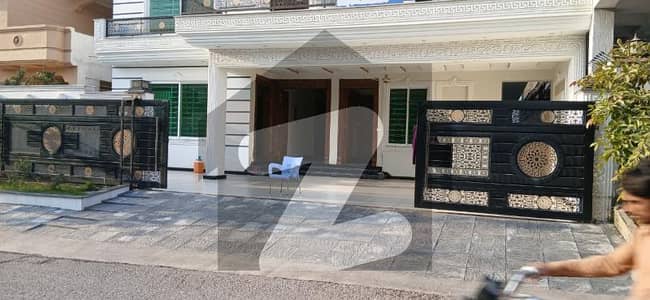 پی ڈبلیو ڈی ہاؤسنگ سکیم اسلام آباد میں 6 کمروں کا 1 کنال مکان 8.9 کروڑ میں برائے فروخت۔