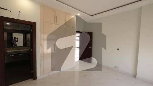 شاہراہِ قائدین کراچی میں 4 کمروں کا 18 مرلہ پینٹ ہاؤس 9.0 کروڑ میں برائے فروخت۔