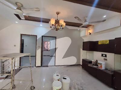 جوہر ٹاؤن لاہور میں 5 کمروں کا 5 مرلہ مکان 1.1 لاکھ میں کرایہ پر دستیاب ہے۔