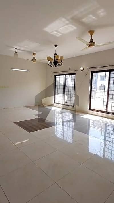 عسکری 11 ۔ سیکٹر بی عسکری 11,عسکری,لاہور میں 3 کمروں کا 10 مرلہ فلیٹ 2.87 کروڑ میں برائے فروخت۔