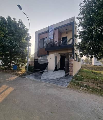 ڈی ایچ اے 9 ٹاؤن ڈیفنس (ڈی ایچ اے),لاہور میں 3 کمروں کا 5 مرلہ مکان 2.4 کروڑ میں برائے فروخت۔