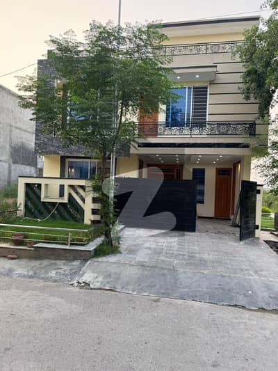 جی ۔ 13 اسلام آباد میں 5 کمروں کا 7 مرلہ مکان 7.3 کروڑ میں برائے فروخت۔ جی ۔ 13 اسلام آباد میں 5 کمروں کا 7 مرلہ مکان 7.3 کروڑ میں برائے فروخت۔