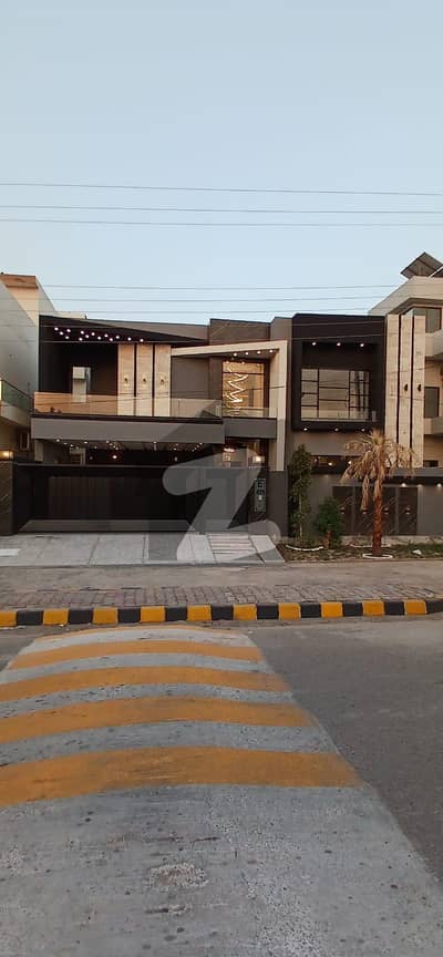 واپڈا ٹاؤن فیز 1 واپڈا ٹاؤن,ملتان میں 7 کمروں کا 1 کنال مکان 6.8 کروڑ میں برائے فروخت۔