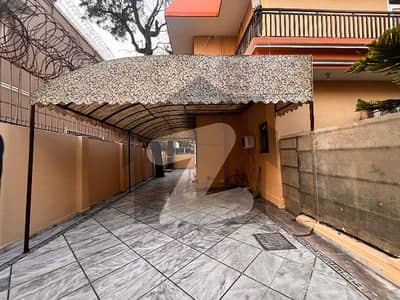 ایف ۔ 7 اسلام آباد میں 3 کمروں کا 1 کنال بالائی پورشن 4.5 لاکھ میں کرایہ پر دستیاب ہے۔