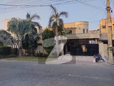 Headline: PRIME INVESTMENT: 1 Kanal House on 60 Ft Road in Valencia Town, Lahore | Competitive Price  Ad Copy: Own a piece of Valencia Town's premier real estate! An incredible opportunity awaits to acquire a 1 Kanal (20 Marla) house located directly