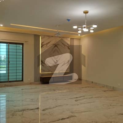 10 MARLA 3 BEDROOMS (FACING PARK) APARTMENT AVAILABLE FOR RENT