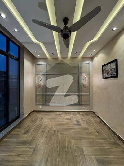 گلستانِِ جوہر ۔ بلاک 15 گلستانِ جوہر,کراچی میں 6 کمروں کا 10 مرلہ مکان 6.5 کروڑ میں برائے فروخت۔