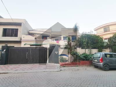 کینال ویو لاہور میں 6 کمروں کا 1 کنال مکان 8.5 کروڑ میں برائے فروخت۔