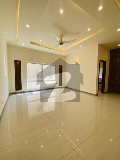 بحریہ ٹاؤن فیز 8 بحریہ ٹاؤن راولپنڈی,راولپنڈی میں 7 کمروں کا 1 کنال مکان 8.5 کروڑ میں برائے فروخت۔