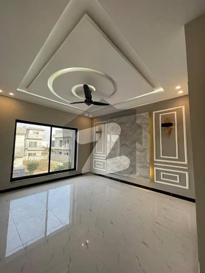 BEAUTIFUL LOCATION GROUND PORTION FOR RENT