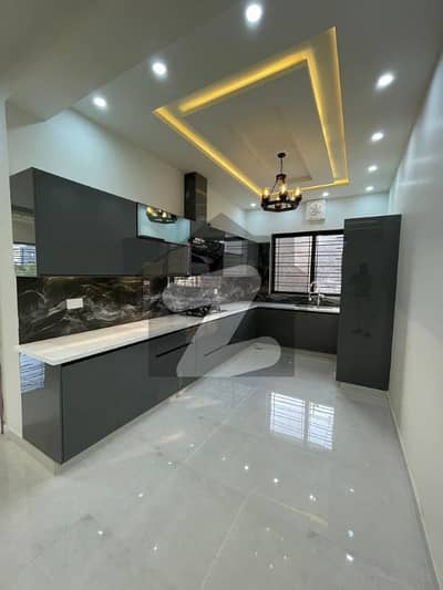 بحریہ ٹاؤن فیز 8 بحریہ ٹاؤن راولپنڈی,راولپنڈی میں 5 کمروں کا 7 مرلہ مکان 2.4 کروڑ میں برائے فروخت۔ بحریہ ٹاؤن فیز 8 بحریہ ٹاؤن راولپنڈی,راولپنڈی میں 5 کمروں کا 7 مرلہ مکان 2.4 کروڑ میں برائے فروخت۔