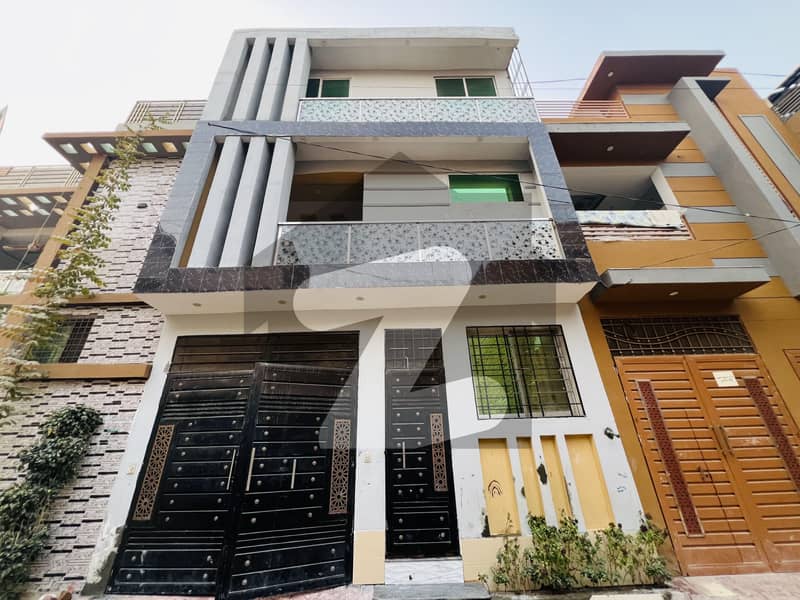 ورسک روڈ پشاور میں 7 کمروں کا 4 مرلہ مکان 1.4 کروڑ میں برائے فروخت۔ ورسک روڈ پشاور میں 7 کمروں کا 4 مرلہ مکان 1.4 کروڑ میں برائے فروخت۔