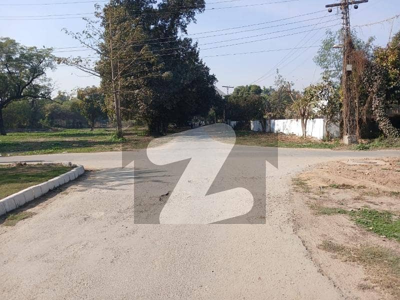 کینٹ لاہور میں 1 کنال رہائشی پلاٹ 20.0 کروڑ میں برائے فروخت۔