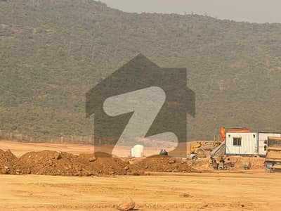 مارگلہ انکلیو مارگلہ ایونیو,اسلام آباد میں 1 کنال رہائشی پلاٹ 5.6 کروڑ میں برائے فروخت۔