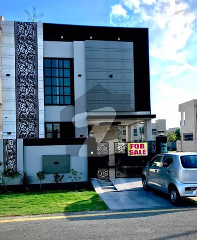 5 MARLA ELEGANT AND FULLY MAINTAINED SUPER HOT LOCATED BUNGALOW IS AVAILABLE IN THE BEST BLOCK OF DHA LAHORE.