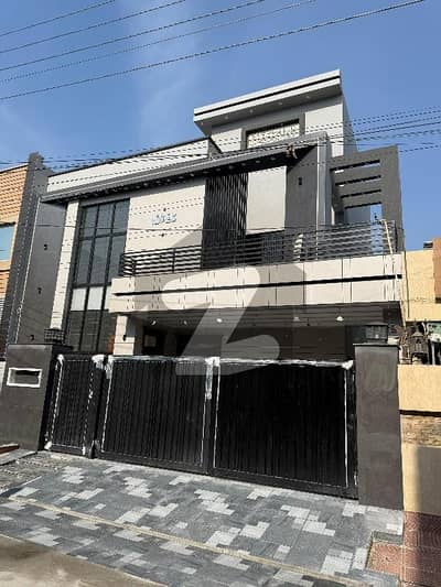 واپڈا ٹاؤن لاہور میں 5 کمروں کا 10 مرلہ مکان 4.9 کروڑ میں برائے فروخت۔