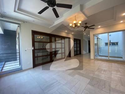 ایف ۔ 6 اسلام آباد میں 6 کمروں کا 2 کنال مکان 45.0 کروڑ میں برائے فروخت۔