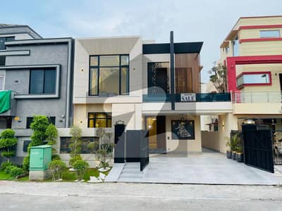 پارک ویو سٹی لاہور میں 5 کمروں کا 10 مرلہ مکان 3.0 کروڑ میں برائے فروخت۔ پارک ویو سٹی لاہور میں 5 کمروں کا 10 مرلہ مکان 3.0 کروڑ میں برائے فروخت۔