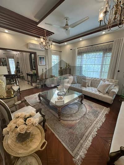 1000 Yards Lavish Owner Built House By Top Architect, 3 + 4, Big Garden ,Patio ,Swimming Pool ,Big Car Parking. At The Most Prime Location