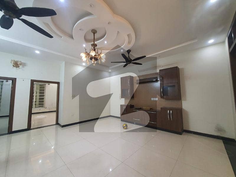 میڈیا ٹاؤن راولپنڈی میں 3 کمروں کا 12 مرلہ زیریں پورشن 85.0 ہزار میں کرایہ پر دستیاب ہے۔