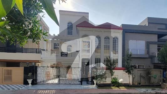 این ایف سی 1 لاہور میں 5 کمروں کا 10 مرلہ مکان 3.6 کروڑ میں برائے فروخت۔ این ایف سی 1 لاہور میں 5 کمروں کا 10 مرلہ مکان 3.6 کروڑ میں برائے فروخت۔