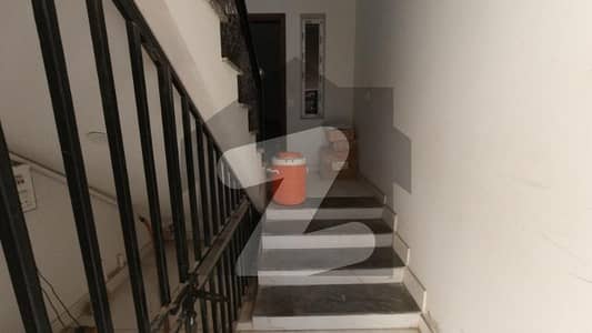 طارق روڈ کراچی میں 3 مرلہ دفتر 1.2 لاکھ میں کرایہ پر دستیاب ہے۔