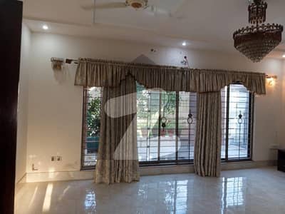 01 KANAL DESIGNER LUXURY UPPER PORTION AVAILABLE FOR RENT