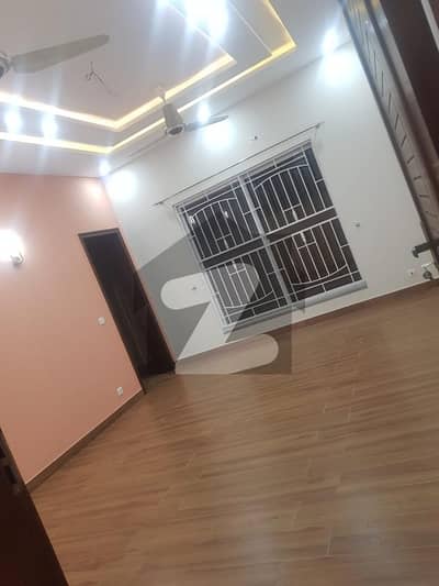 این ایف سی 1 لاہور میں 4 کمروں کا 1 کنال بالائی پورشن 90.0 ہزار میں کرایہ پر دستیاب ہے۔