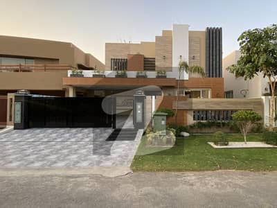 Elegant 1 Kanal Double-Unit Home For Sale Prime Location