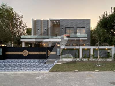 ڈی ایچ اے فیز 7 - بلاک ڈبلیو فیز 7,ڈیفنس (ڈی ایچ اے),لاہور میں 5 کمروں کا 1 کنال مکان 7.45 کروڑ میں برائے فروخت۔