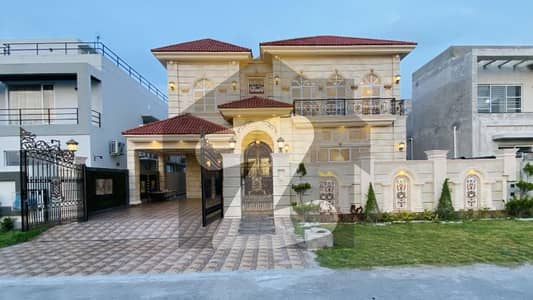 ڈی ایچ اے فیز 7 - بلاک وائے فیز 7,ڈیفنس (ڈی ایچ اے),لاہور میں 5 کمروں کا 1 کنال مکان 7.2 کروڑ میں برائے فروخت۔