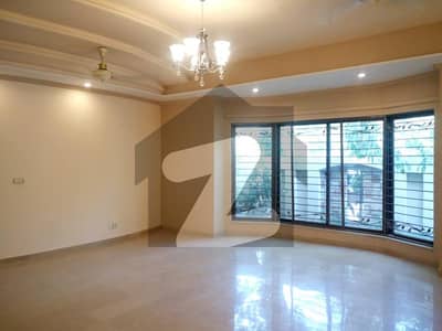 ڈی ایچ اے فیز 4 ڈیفنس (ڈی ایچ اے),لاہور میں 5 کمروں کا 1 کنال مکان 6.4 کروڑ میں برائے فروخت۔ ڈی ایچ اے فیز 4 ڈیفنس (ڈی ایچ اے),لاہور میں 5 کمروں کا 1 کنال مکان 6.4 کروڑ میں برائے فروخت۔