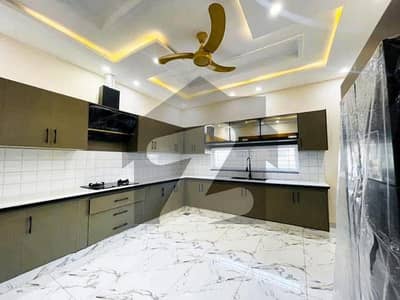 بحریہ ٹاؤن فیز 8 بحریہ ٹاؤن راولپنڈی,راولپنڈی میں 5 کمروں کا 10 مرلہ مکان 3.8 کروڑ میں برائے فروخت۔