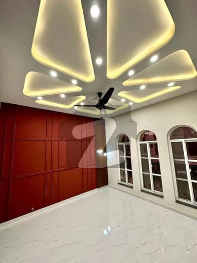 بحریہ ٹاؤن فیز 8 بحریہ ٹاؤن راولپنڈی,راولپنڈی میں 5 کمروں کا 7 مرلہ مکان 2.75 کروڑ میں برائے فروخت۔