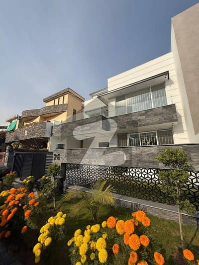 ڈی ایچ اے ڈیفینس فیز 2 ڈی ایچ اے ڈیفینس,اسلام آباد میں 5 کمروں کا 10 مرلہ مکان 7.8 کروڑ میں برائے فروخت۔