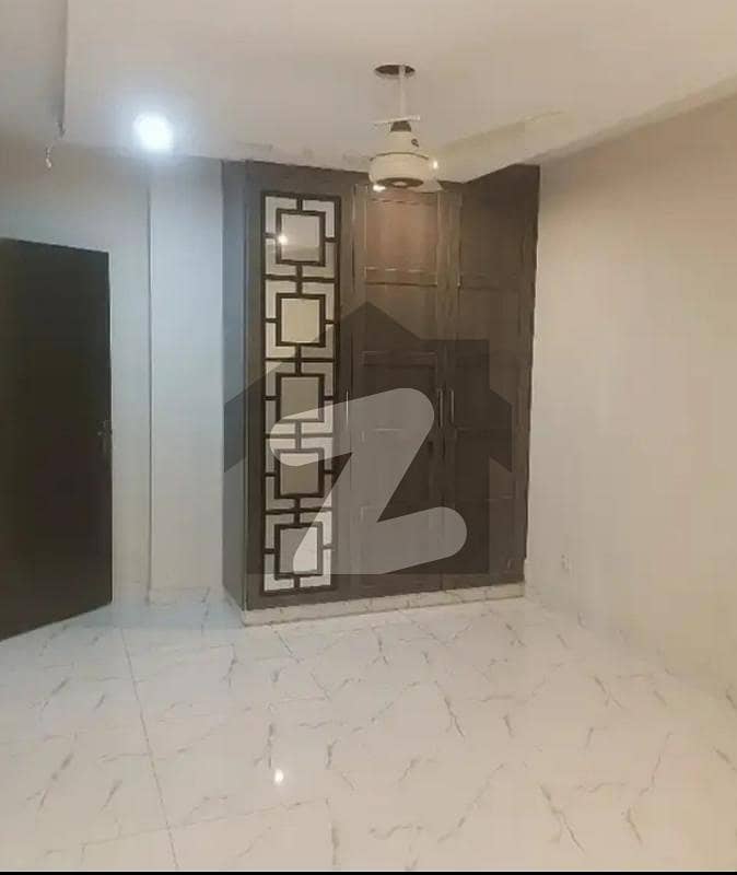 جی ۔ 11 اسلام آباد میں 3 کمروں کا 9 مرلہ فلیٹ 4.45 کروڑ میں برائے فروخت۔