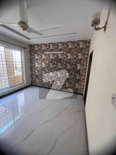 سوان گارڈن اسلام آباد میں 7 کمروں کا 10 مرلہ مکان 4.25 کروڑ میں برائے فروخت۔